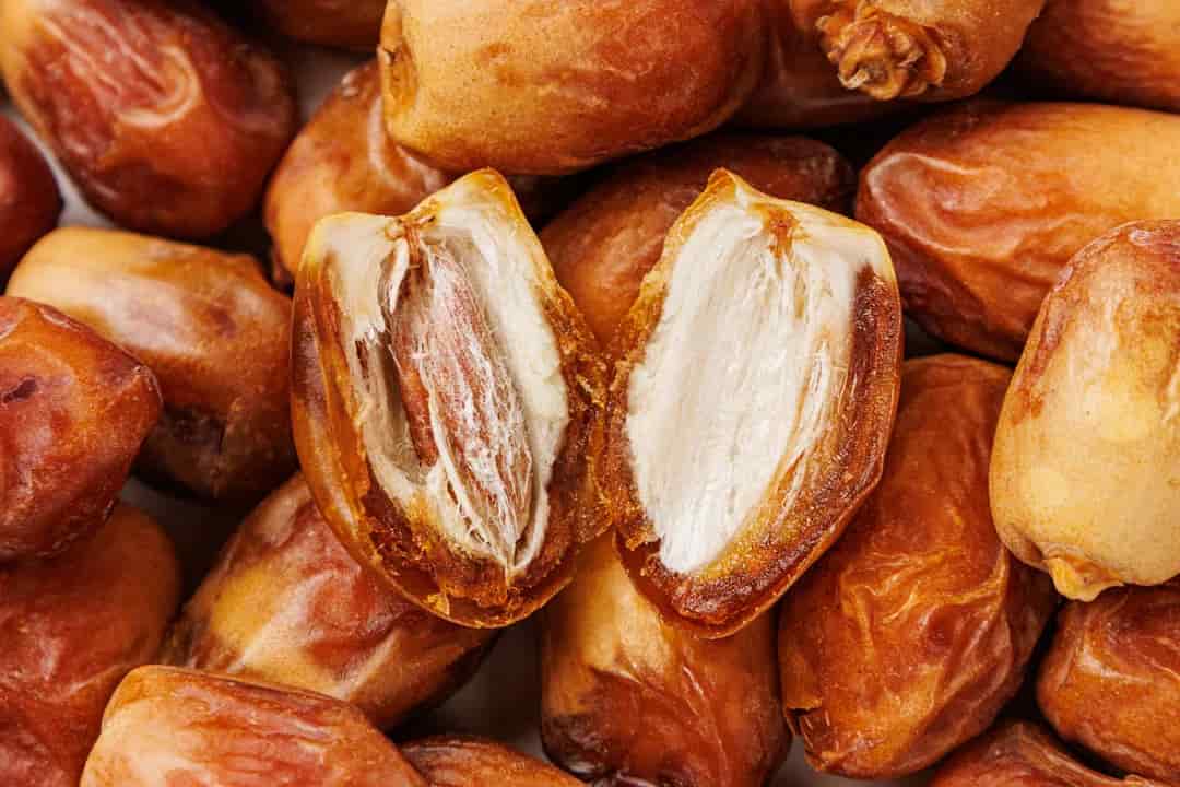 خرما زاهدی پشتکوه همراه همیشگی سفره های ایرانی